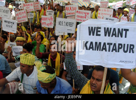 Guwahati, Indien. 22. Juni 2017. Aktivisten der alle Assam Koch Rajbongshi Student Union (AAKRSU) Inszenierung eine Demonstration vor Dighalipukhuri in Guwahati, der Hauptstadt von Nord-Ost Indien auf Freitag, 23. Juni 2017, anspruchsvolle ST-Status für das Volk der Koch Rajbongshi Gemeinschaft und anspruchsvolle separate Kamatapur Zustand. Bildnachweis: Radschab Jyoti Sarma/Pacific Press/Alamy Live-Nachrichten Stockfoto