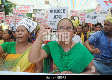 Guwahati, Indien. 22. Juni 2017. Aktivisten der alle Assam Koch Rajbongshi Student Union (AAKRSU) Inszenierung eine Demonstration vor Dighalipukhuri in Guwahati, der Hauptstadt von Nord-Ost Indien auf Freitag, 23. Juni 2017, anspruchsvolle ST-Status für das Volk der Koch Rajbongshi Gemeinschaft und anspruchsvolle separate Kamatapur Zustand. Bildnachweis: Radschab Jyoti Sarma/Pacific Press/Alamy Live-Nachrichten Stockfoto