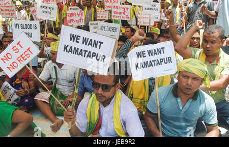 Guwahati, Indien. 22. Juni 2017. Aktivisten der alle Assam Koch Rajbongshi Student Union (AAKRSU) Inszenierung eine Demonstration vor Dighalipukhuri in Guwahati, der Hauptstadt von Nord-Ost Indien auf Freitag, 23. Juni 2017, anspruchsvolle ST-Status für das Volk der Koch Rajbongshi Gemeinschaft und anspruchsvolle separate Kamatapur Zustand. Bildnachweis: Radschab Jyoti Sarma/Pacific Press/Alamy Live-Nachrichten Stockfoto