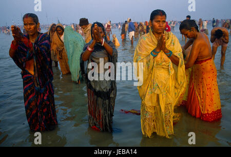 Indien, dachte West-Bengalen, Ganga Sagar, Pilger Baden und beten im Wasser während der dreitägigen Festival in Sagar Insel in der Mündung des Hooghly, der Punkt sein, wo der Ganges das Meer verbindet. Stockfoto