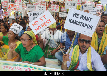 Guwahati, Indien. 22. Juni 2017. Aktivisten der alle Assam Koch Rajbongshi Student Union (AAKRSU) Inszenierung eine Demonstration vor Dighalipukhuri in Guwahati, der Hauptstadt von Nord-Ost Indien auf Freitag, 23. Juni 2017, anspruchsvolle ST-Status für das Volk der Koch Rajbongshi Gemeinschaft und anspruchsvolle separate Kamatapur Zustand. Bildnachweis: Radschab Jyoti Sarma/Pacific Press/Alamy Live-Nachrichten Stockfoto