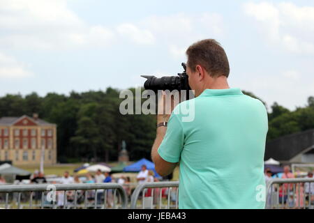 Sandhurst, Großbritannien - 18. Juni 2017: Fotografen mit Nikon D7200 DSLR-Kamera auf Einbeinstativ Außenaufnahmen Stockfoto