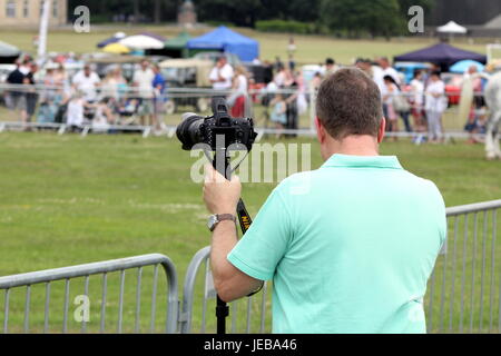 Sandhurst, Großbritannien - 18. Juni 2017: Fotografen mit Nikon D7200 und 28-300 VR auf Einbeinstativ Stockfoto