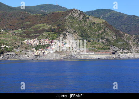 Manarola, eines der Cliffside Dörfer der Cinque Terre an der Küste von Ligurien Italien mit dem Bahnhof auf der rechten Seite des Dorfes... Stockfoto