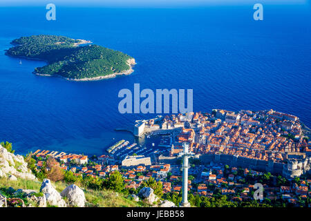 Die Seilbahn Dubrovnik Ziehbrunnen Berg Srd und bietet Touristen eine erstaunliche anzeigen bei Sonnenuntergang. Stockfoto