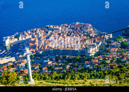 Die Seilbahn Dubrovnik Ziehbrunnen Berg Srd und bietet Touristen eine erstaunliche anzeigen bei Sonnenuntergang. Stockfoto