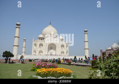 Seitenansicht des Taj Mahal Gärten in Agra, Indien Stockfoto