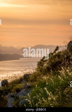 Touristen beobachten den Sonnenuntergang über der Adria von der Spitze des Mount Srd, Dubrovnik. Stockfoto