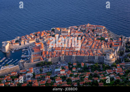 Die Seilbahn Dubrovnik Ziehbrunnen Berg Srd und bietet Touristen eine erstaunliche anzeigen bei Sonnenuntergang. Stockfoto