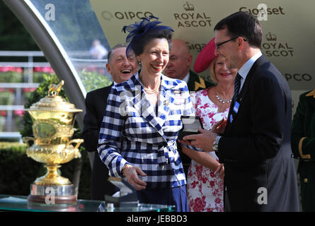 Die Princess Royal und Trainer Aidan O'Brien während der Präsentation für The Prince Of Wales Stakes während am zweiten Tag des Royal Ascot Stockfoto