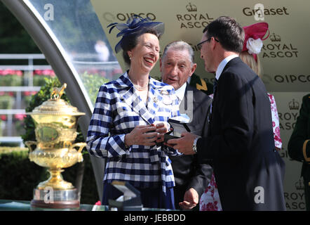 Die Princess Royal und Trainer Aidan O'Brien während der Präsentation für The Prince Of Wales Stakes während am zweiten Tag des Royal Ascot Stockfoto