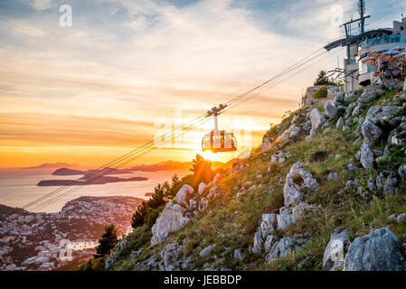 Die Seilbahn Dubrovnik Ziehbrunnen Berg Srd und bietet Touristen eine erstaunliche anzeigen bei Sonnenuntergang. Stockfoto