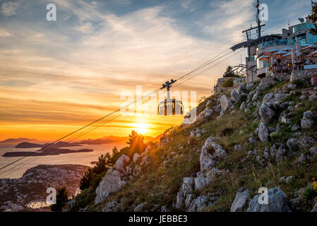 Die Seilbahn Dubrovnik Ziehbrunnen Berg Srd und bietet Touristen eine erstaunliche anzeigen bei Sonnenuntergang. Stockfoto