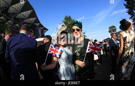 Weibliche Racegoers Welle Union Jack-Flaggen am Tag zwei des Royal Ascot Stockfoto