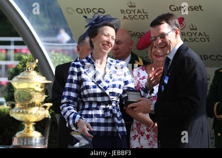 Die Princess Royal und Trainer Aidan O'Brien während der Präsentation für The Prince Of Wales Stakes während am zweiten Tag des Royal Ascot Stockfoto