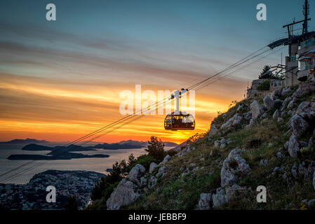 Die Seilbahn Dubrovnik Ziehbrunnen Berg Srd und bietet Touristen eine erstaunliche anzeigen bei Sonnenuntergang. Stockfoto