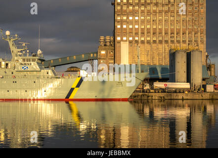 MPV Jura, Fischereischutzschiff der schottischen Regierung, Leith Dock, Edinburgh, Schottland, Großbritannien, im Hafen mit Reflexion im Wasser Stockfoto