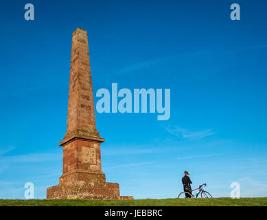 Hilltop Denkmal, Blaikie Heugh Escarpment, James Maitland Balfour, MP für Haddington, East Lothian, Schottland, UK, bei ruhenden weibliche Radfahrer Stockfoto