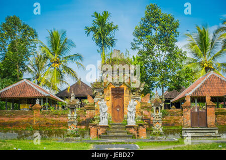 BALI, Indonesien - 5. April 2017: Schöne Ubud Tempel in Bali Indonesien Stockfoto