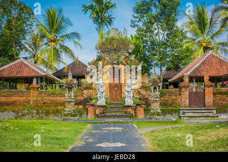 BALI, Indonesien - 5. April 2017: Tor in Ubud Tempel in Bali, Indonesien zu geben. Stockfoto