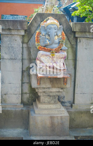 BALI, Indonesien - 5. April 2017: Schöne steinerne Statue in Ubud Tempel in Bali, Indonesien. Stockfoto