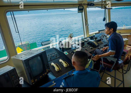 BALI, Indonesien - 5. April 2017: Fähre Boot pilot Befehl Kabine mit Blick auf das Meer mit vielen Helfern dort in Ubud, Bali Indonesien. Stockfoto