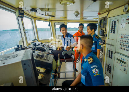 BALI, Indonesien - 5. April 2017: Fähre Boot pilot Befehl Kabine mit Blick auf das Meer mit vielen Helfern dort in Ubud, Bali Indonesien. Stockfoto