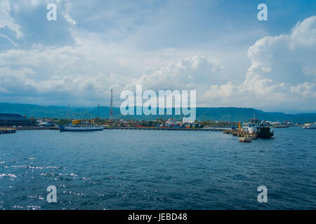 BALI, Indonesien - 5. April 2017: Schöne Aussicht auf den Hafen von der Fähre in Ubud, Bali Indonesien. Stockfoto