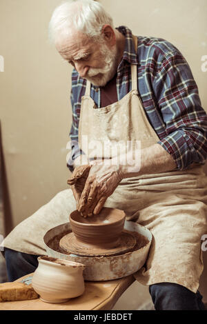 Nahaufnahme eines männlichen Handwerker arbeiten an der Töpferscheibe Stockfoto