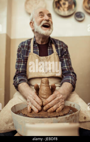 Vorderansicht des männlichen Handwerker arbeiten an der Töpferscheibe Stockfoto