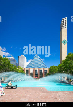 Ein Sommer-Blick auf die markante Pyramide des Edmonton City Hall und dem Rathaus Widerspiegelnder Teich. Edmonton, Alberta, Kanada. Stockfoto