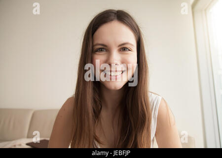 Emotionale Kopfschuss Porträt der lächelnde junge Frau Stockfoto