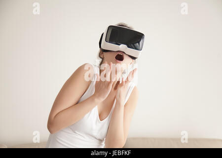 Frau mit realistischen virtuellen Simulation Angst Stockfoto