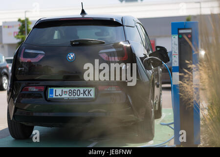 Ljubljana, Slowenien - 21. Juni 2017: i3 BMW Elektroauto aufgeladen am Elektroauto Ladestation am 21. Juni 2017 in Ljubljana. Stockfoto