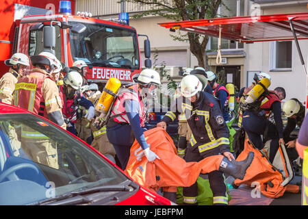 Berlin, Deutschland - Sept 19: Große koordinierte Intervention der Sanitäter, Polizei und Feuerwehr bei chemischen Unfall ereignete sich in der Schule in Kreuzberg Stockfoto