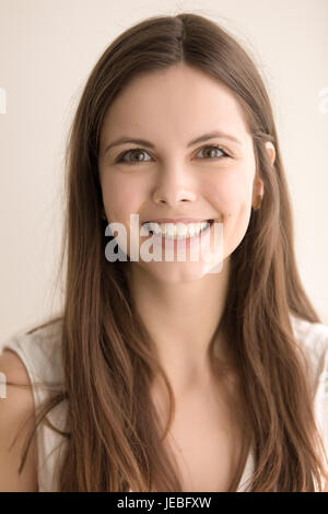 Emotionale Kopfschuss Porträt der glückliche junge Frau Stockfoto