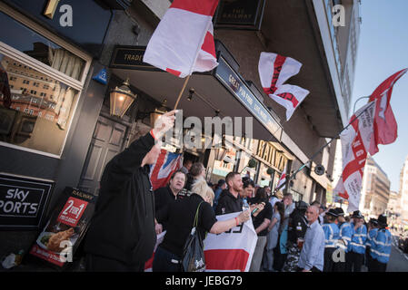 Birmingham, West Midlands, UK. 8. April 2017. Im Bild: EDL-Anhänger sammeln im The Railway Pub in Hill Street vor der Demonstration in Centena Stockfoto