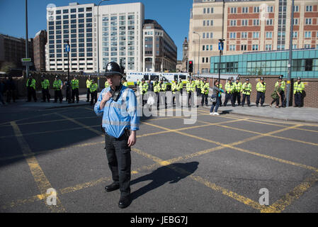 Birmingham, West Midlands, UK. 8. April 2017. Im Bild: / bis zu 150 English Defence League Fans nehmen auf den Straßen von Birmingham nach prot Stockfoto