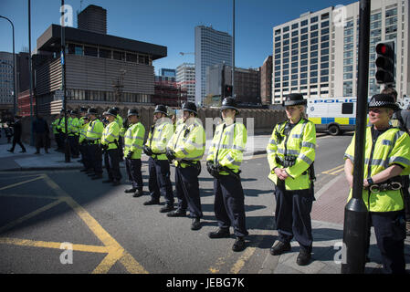 Birmingham, West Midlands, UK. 8. April 2017. Im Bild: / bis zu 150 English Defence League Fans nehmen auf den Straßen von Birmingham nach prot Stockfoto