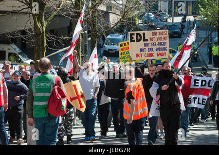 Birmingham, West Midlands, UK. 8. April 2017. Im Bild: EDL-Anhänger marschieren durch die Straßen zurück auf dem Weg zur Centenary Square. / Bis zu 150 Stockfoto