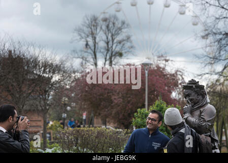 Stratford Warwickshire, UK. 1. April 2017. Im Bild: Besucher fotografieren neben einem Falstaff-Statue mit dem Riesenrad in der bac Stockfoto