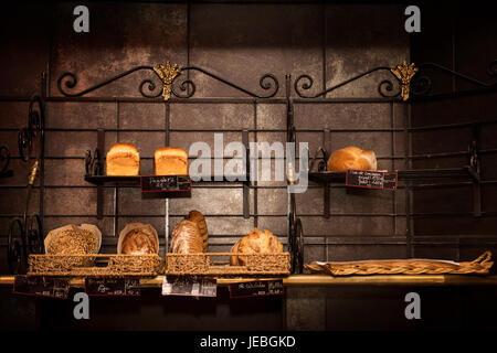 Frisch gebackene Gourmet-Brot zum Verkauf in französische Bäckerei Stockfoto