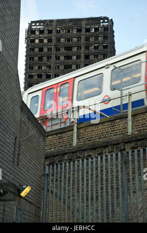 Latimer Road u-Bahnstation vor der Schließung durch Trümmer von Feuer bei Grenfell Tower, London, England, UK Stockfoto