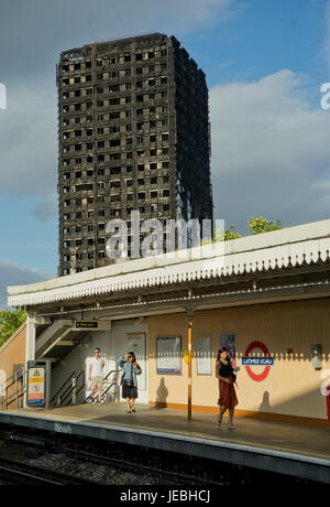 Latimer Road u-Bahnstation vor der Schließung durch Trümmer von Feuer bei Grenfell Tower, London, England, UK Stockfoto