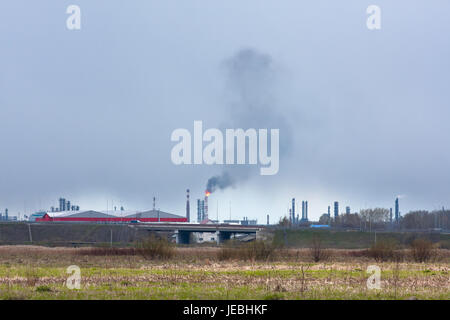 Industrielandschaft mit Öl-Raffinerie Stockfoto