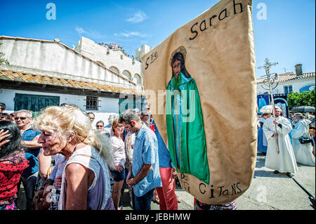 Die Prozession der heiligen Sara während dem Festival Gitans in Saintes-Maries-de-la-Mer, in der Provence, Frankreich Stockfoto