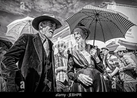 Frauen und Männer in "Arlesienne" Kostümen gekleidet beteiligen, um die Parade der Saint Sara während des Festivals von Gitans in Saintes-Maries-de-la-Mer, in der Provence, Frankreich Stockfoto