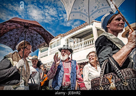 Frauen und Männer in "Arlesienne" Kostümen gekleidet beteiligen, um die Parade der Saint Sara während des Festivals von Gitans in Saintes-Maries-de-la-Mer, in der Provence, Frankreich Stockfoto