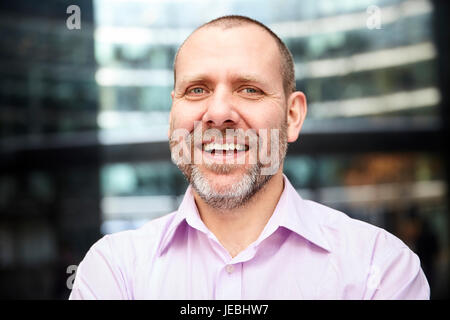 Lächeln, Geschäftsmann, der vor seinem Büro. Stockfoto
