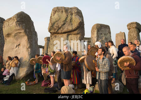 Stonehenge, alte prähistorische Stätte, Ort der Anbetung und Feier zum Zeitpunkt der Sommersonnenwende, Wiltshire, England, Vereinigtes Königreich